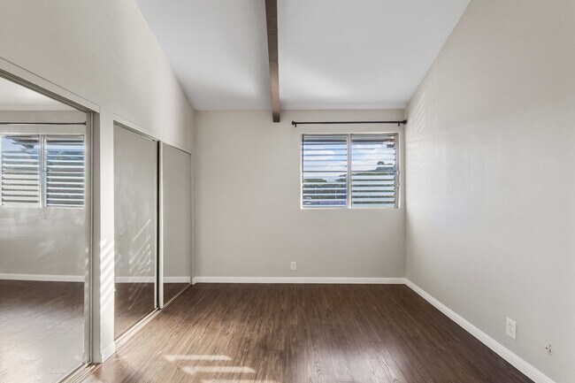 Building Photo - Spacious 3-Bed, 2-Bath Pet-Friendly Townhome in Prime Aiea Location – End Unit with Private Lanai...