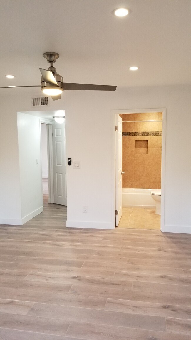 Building Photo - 6525 Woodley Ave