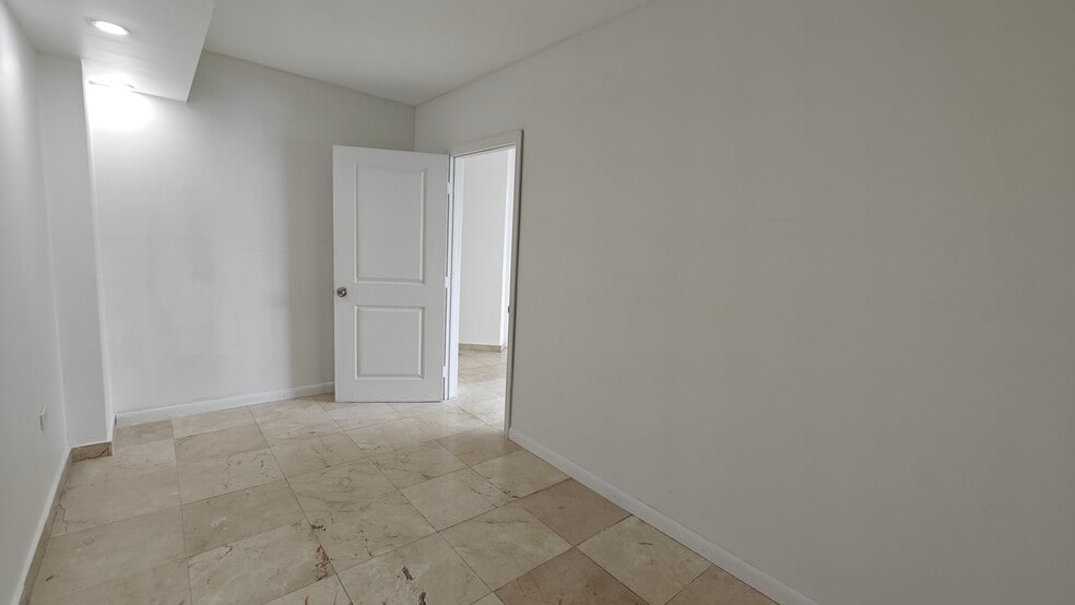 Building Photo - 825 Brickell Bay Dr