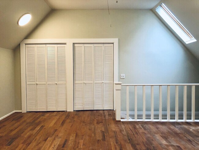 Building Photo - Plum Street-3 bedroom/2 bath home with large rocking chair front porch!