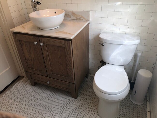 Building Photo - Beautifully Rehabbed Central Oakmont apart...
