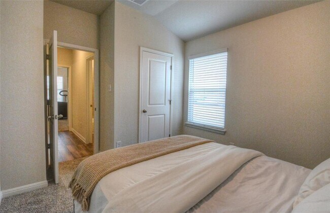 Building Photo - 257 Fossil Dr