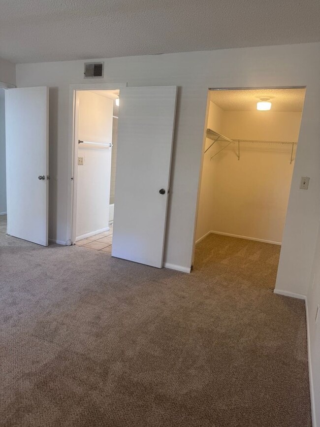 Building Photo - Temple Terrace Condo
