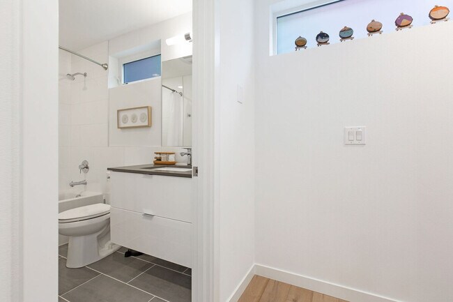 Building Photo - 628 10th Ave E