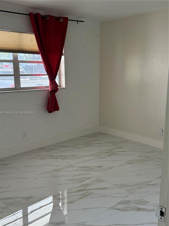 Building Photo - 1400 NE 191st St