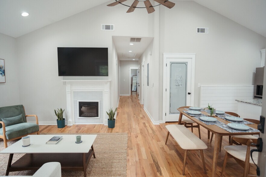 Building Photo - 733 Bonnie Brae Ave SW