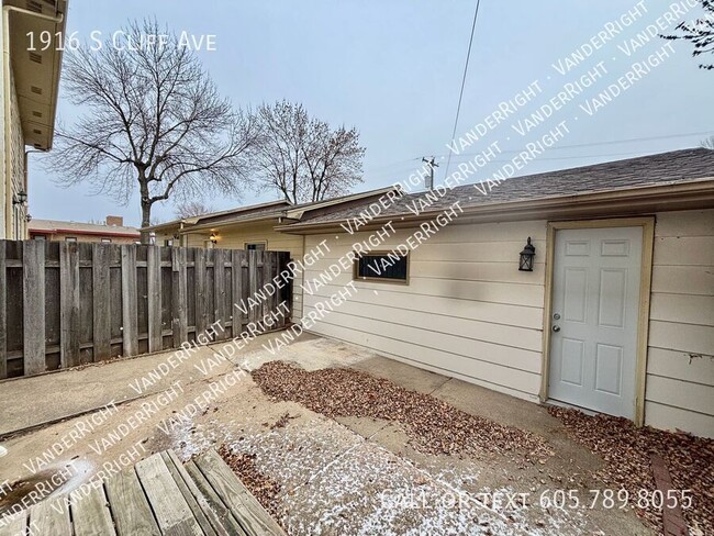 Building Photo - Updated 2 Bedroom 1.5 Bathroom Home with 2...