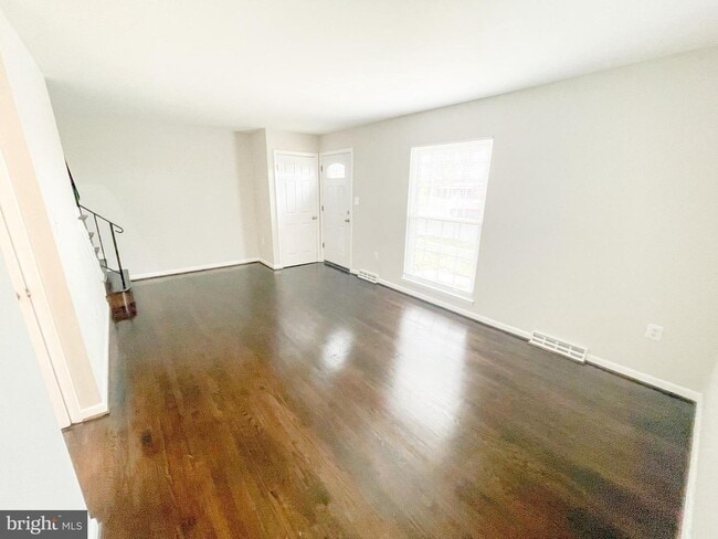 Building Photo - 610 Suffolk Ave