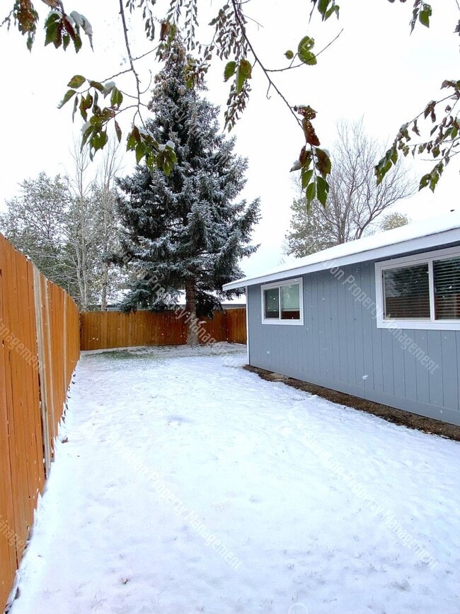 Building Photo - 2 BR in Redmond w/ huge yard