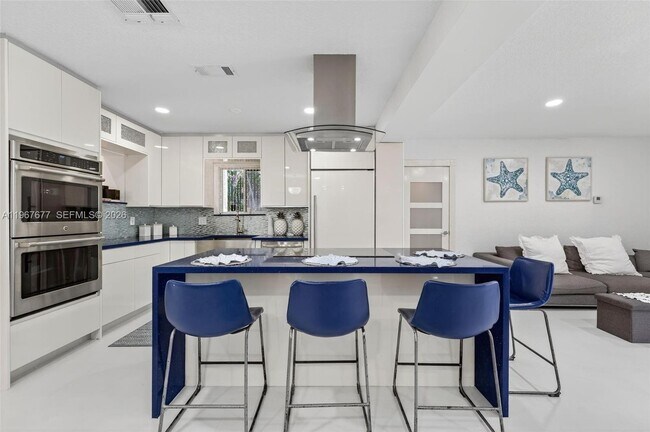 Building Photo - 317 S Riverside Dr