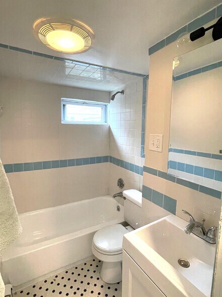 Building Photo - 26 Kenwood St