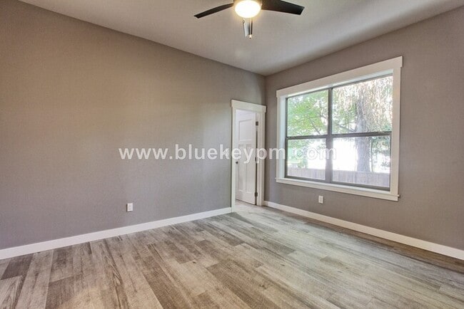 Building Photo - 2 Bed, 2 Bath Unit in Laurelhurst in Beautiful Tri Plex