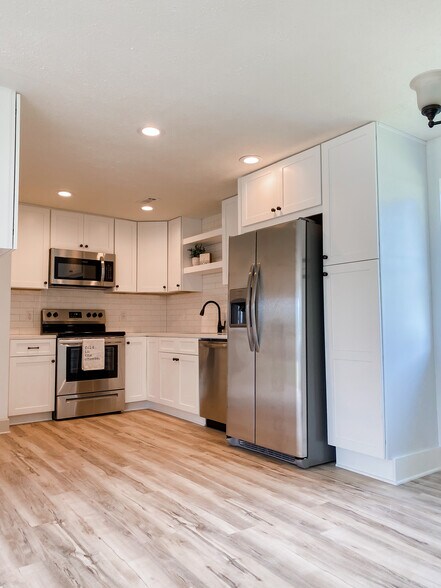 Brand new kitchen - 223 Woodglen Dr