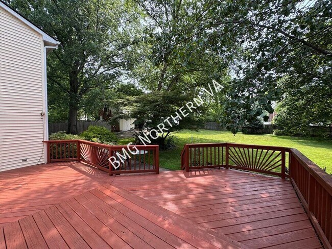Building Photo - 8903 Tudor Ln