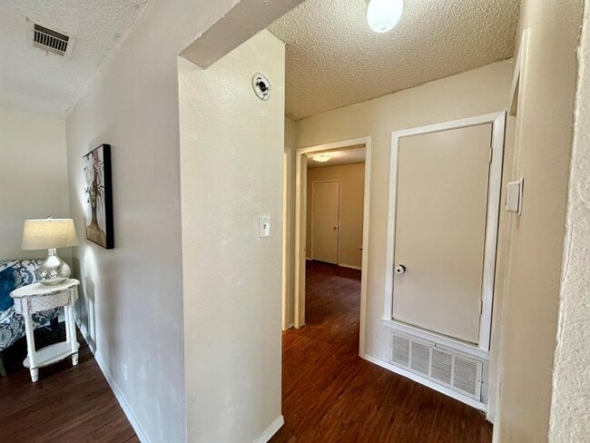 Building Photo - 402 Hedgewood Dr