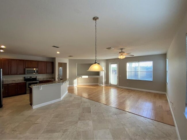 Building Photo - 10060 Stratford Pointe Ave