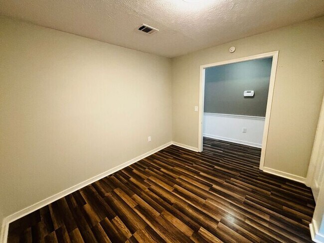 Building Photo - 709 Greenfield Dr
