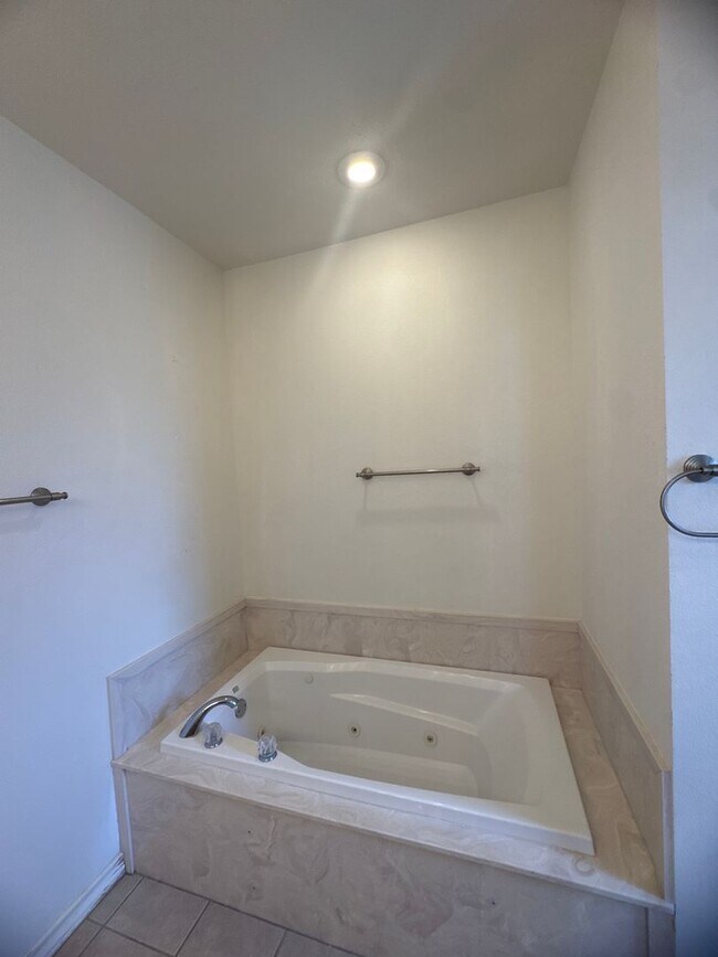 Building Photo - 3 Bed 2 Bath Home Available 10/13