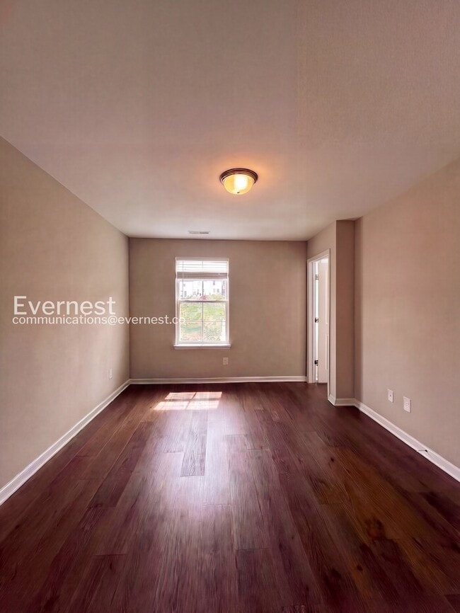 Building Photo - 215 Tara Ct