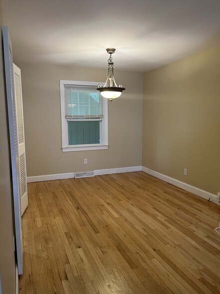 Dining Space - 10 Kensington Ct