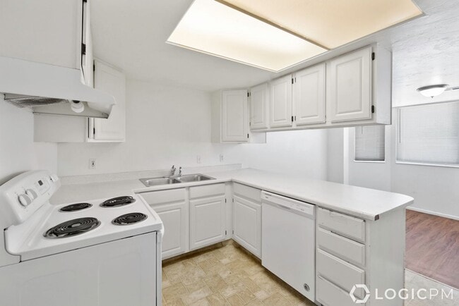 Building Photo - Stunning Row-End Townhome In Great Location!