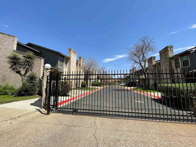 Building Photo - 2600 E San Jose St