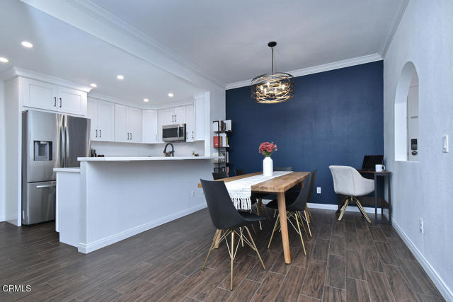 Building Photo - 5534 Encino Ave