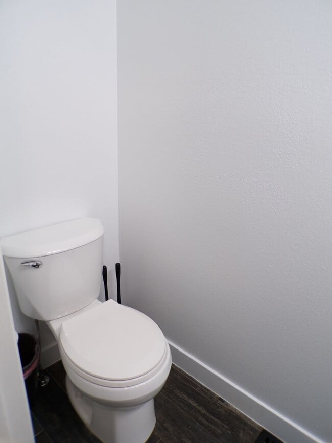 Building Photo - Updated 2 Bed 2.5 Bath Townhome!