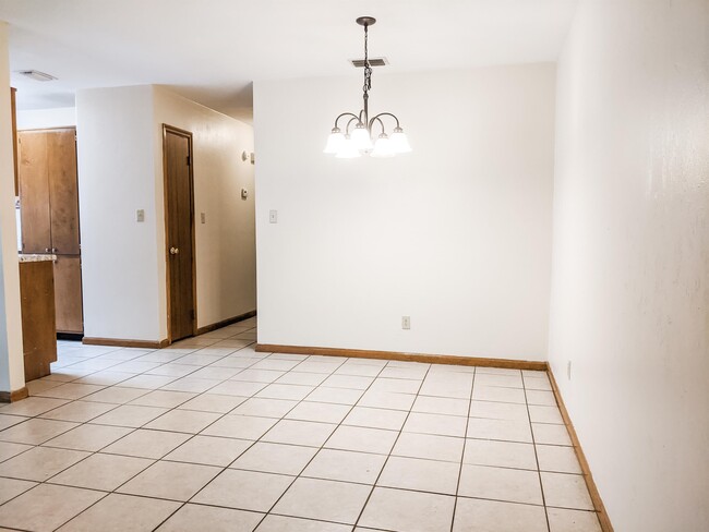 Building Photo - 1098 Rockbrook Ct