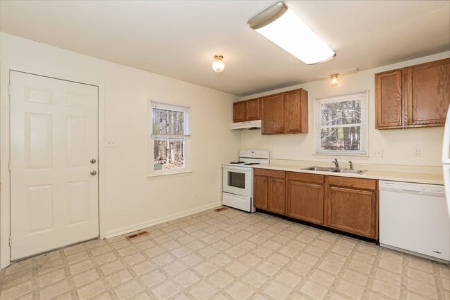 Building Photo - Two Bedroom Home!