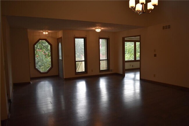 Building Photo - 2811 Pine Cone Ln