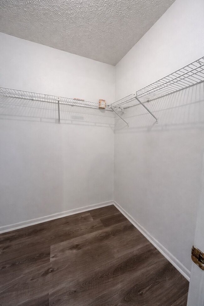 Building Photo - Great Location!  Split floorplan 2/2!  Private Patio!