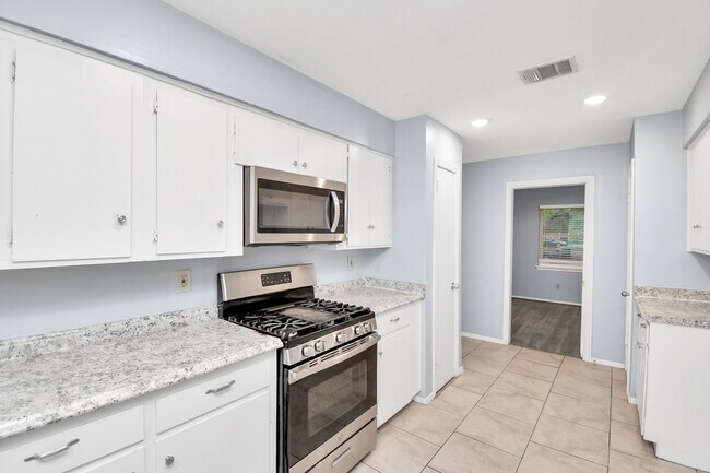 Building Photo - 8022 Sharpview Dr