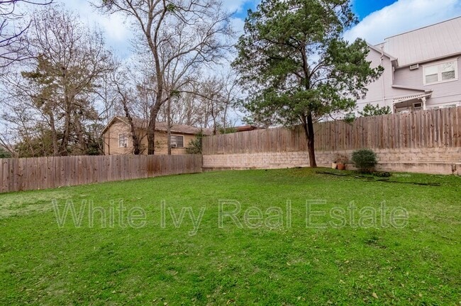 Building Photo - 818 University Ave