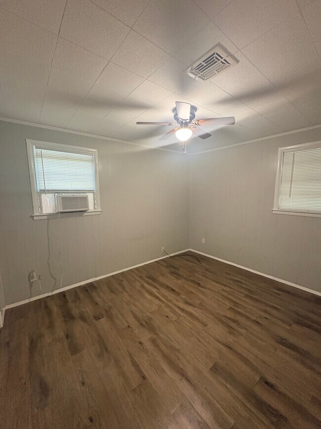 Building Photo - 227 E Vandiver Blvd