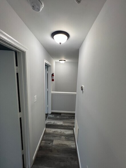 hall view - 4801 Waltonshire Cir