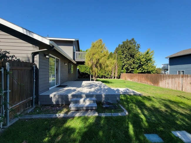 Building Photo - Spacious Kennewick Home | 3 Bedrooms, 2 Ba...