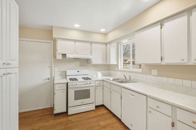 Building Photo - 1549 Sanderson Ave