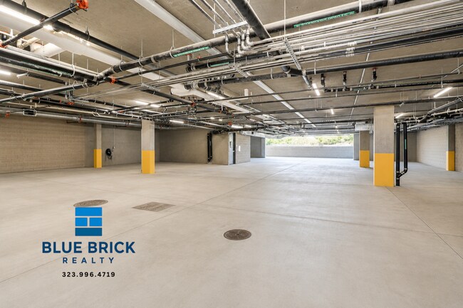 Building Photo - 326 Robinson St