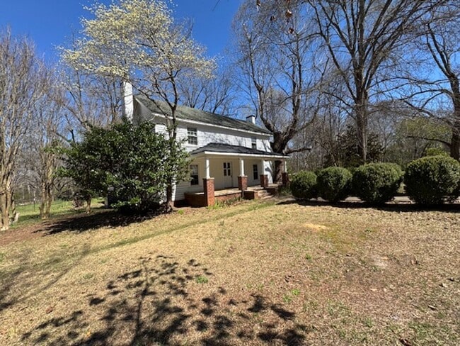 Building Photo - Farmhouse on 5 acres in Northern Greenville County with room for 2 horses and small farm animals!