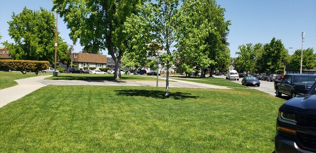 Park across street - No thru traffic - 1751 Ross Cir