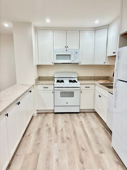 Building Photo - 2488 Beachwood Dr