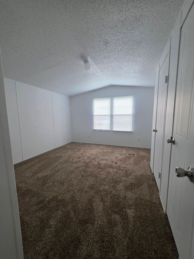Building Photo - Ready to Move in