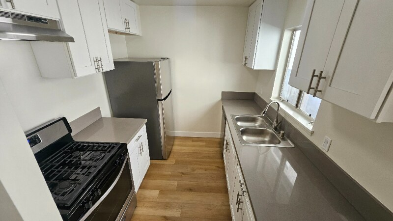 Building Photo - 638 N W Knoll Dr