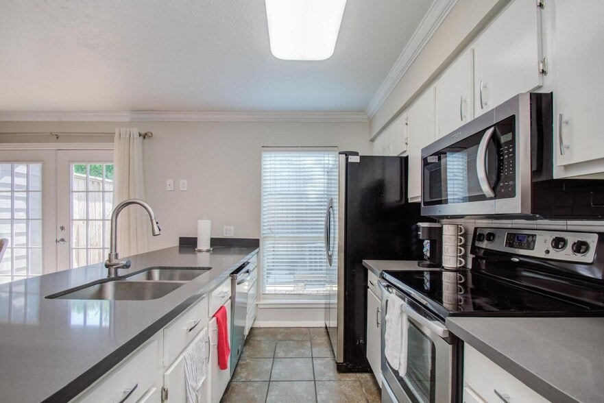 Building Photo - 5807 Beverly Hill St