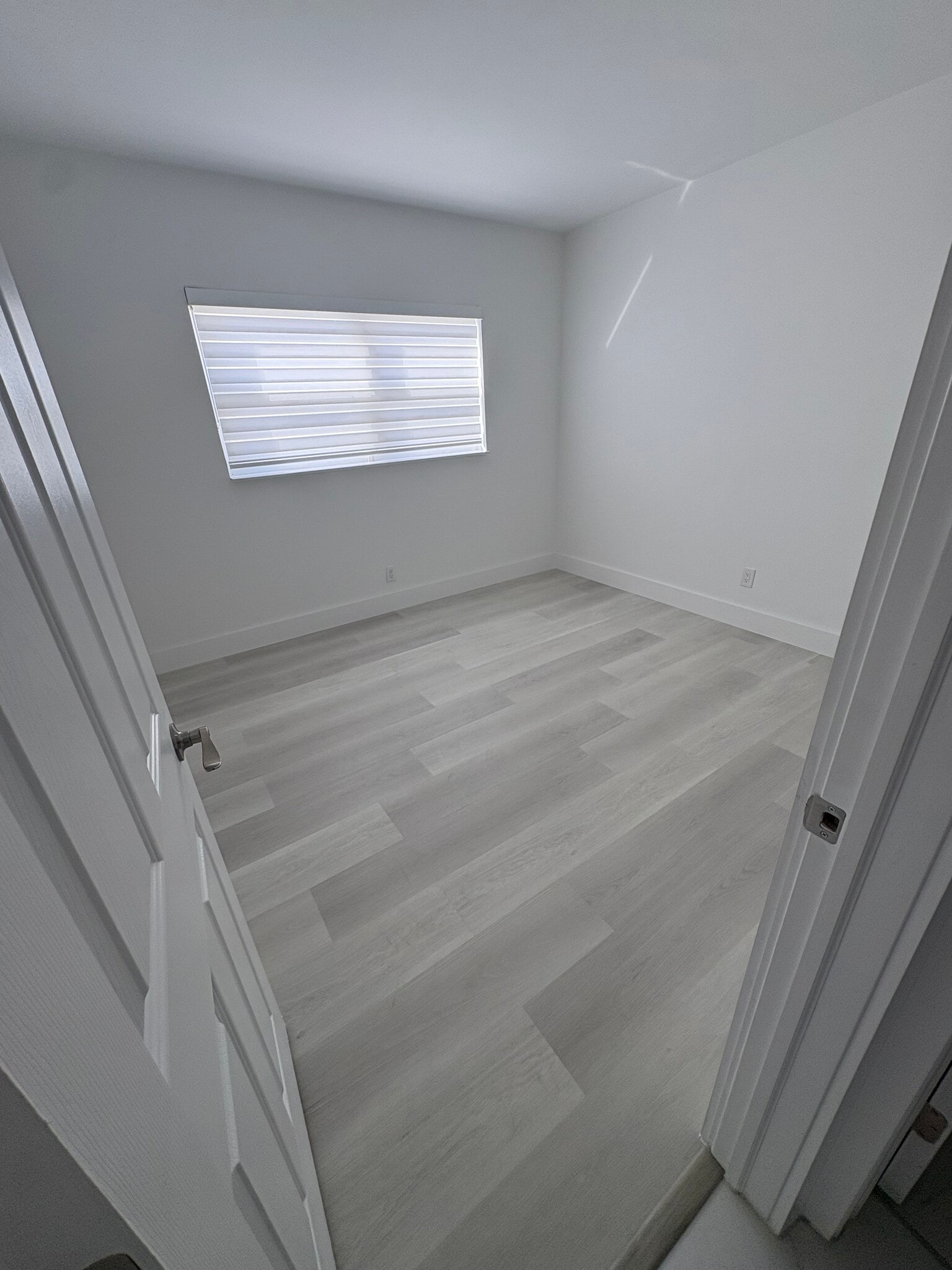 Building Photo - 5050 Bayview Dr