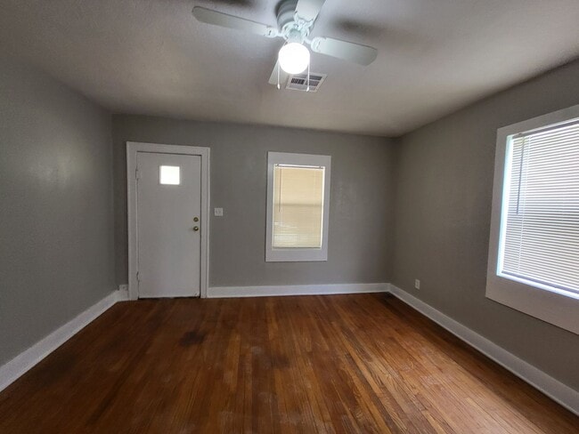 Building Photo - Remodeled 1 bedroom 1 bathroom duplex hous...