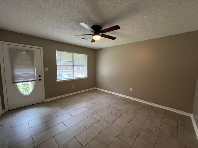 Building Photo - Renovated 3 Bedroom 1 Bath Home for Rent!!