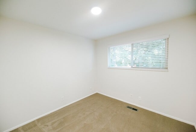 Building Photo - 210 E 300 S