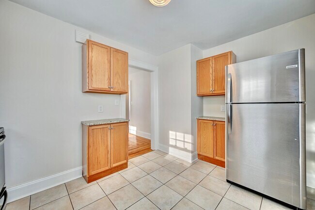 Building Photo - 832 St James Ave